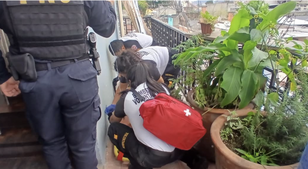 Hombre sufre quemaduras de tercer grado al tocar cables de alta tensión