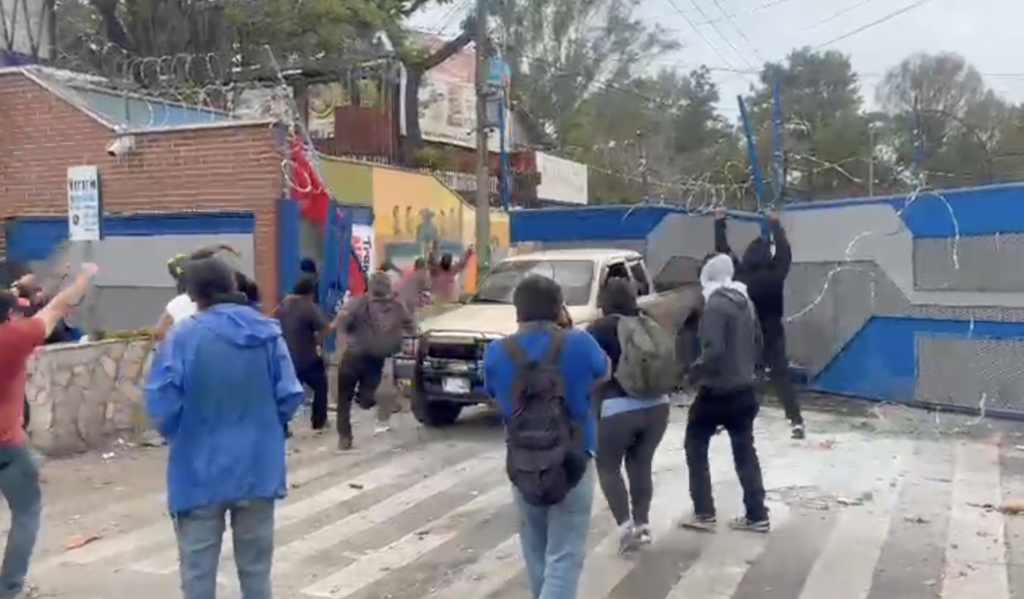 VIDEO: estudiantes derriban portón e ingresan a la USAC tras enfrentamientos con encapuchados