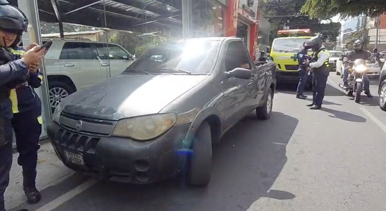 Ataque armado en zona 10: hombre resulta herido dentro de su vehículo