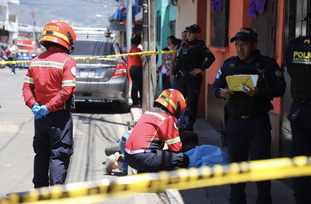 Atacan a balazos a motorista cerca de una escuela; dos menores resultan heridos