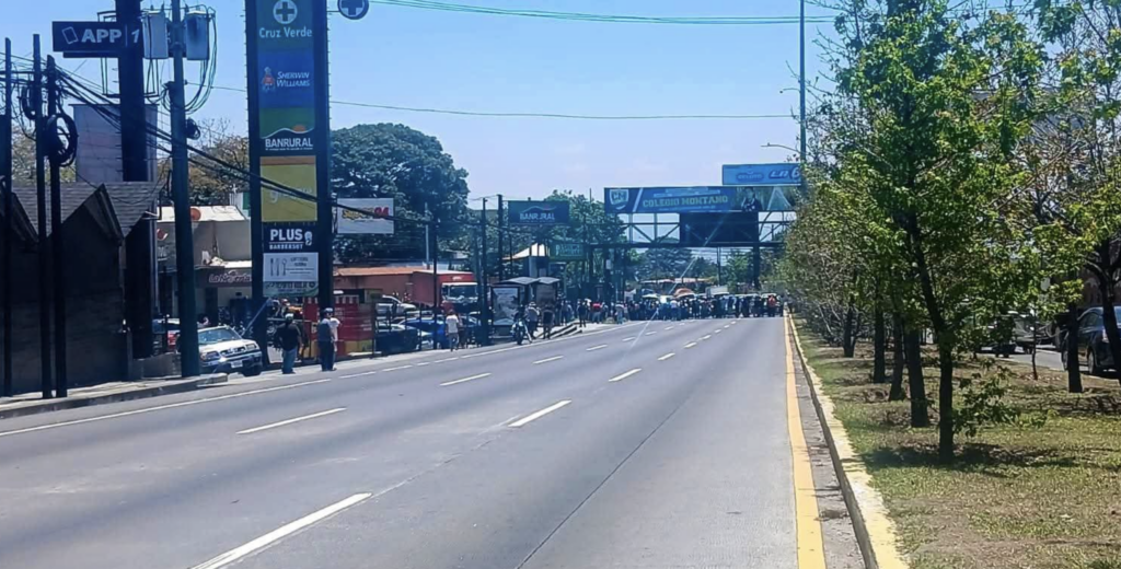 Por falta de agua: bloqueo en ruta Interamericana complica tránsito en la calzada Roosevelt
