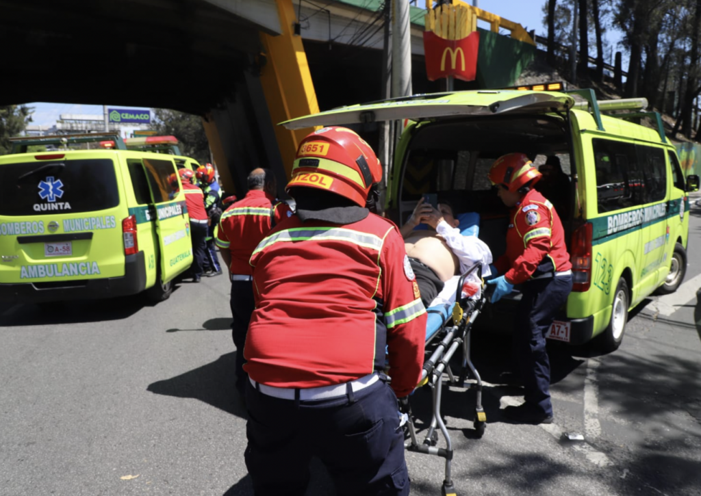 Intento de asalto armado deja tres heridos que viajaban en un vehículo en zona 7