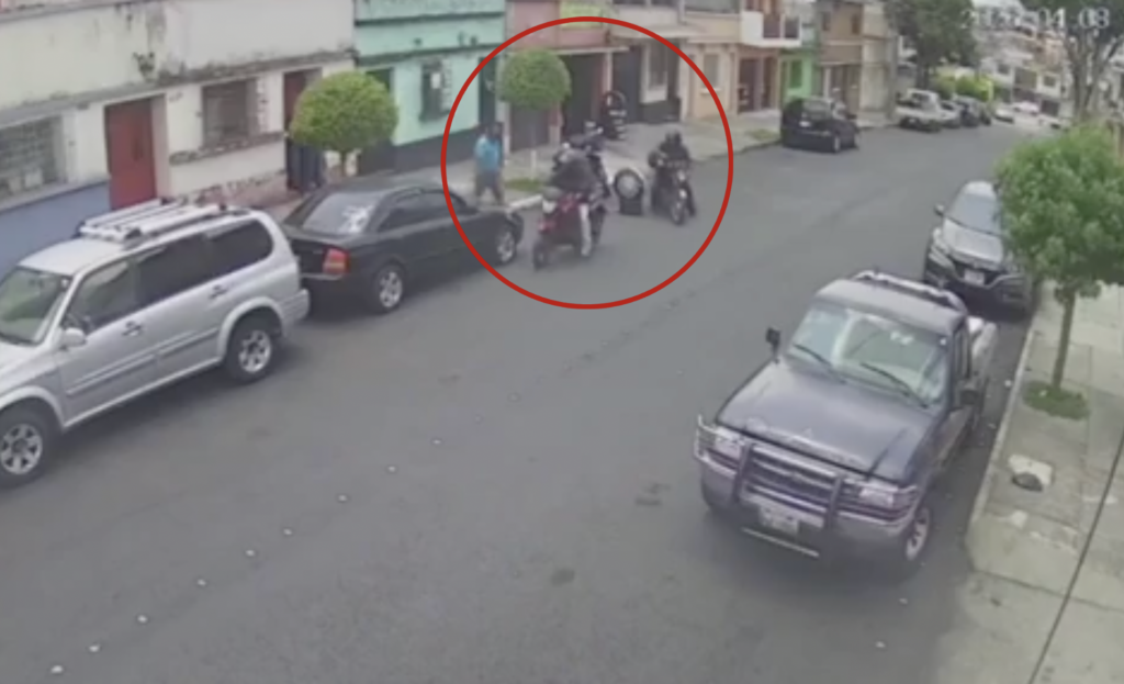 VIDEO: motoladrones despojan de sus pertenencias a una persona en la vía pública