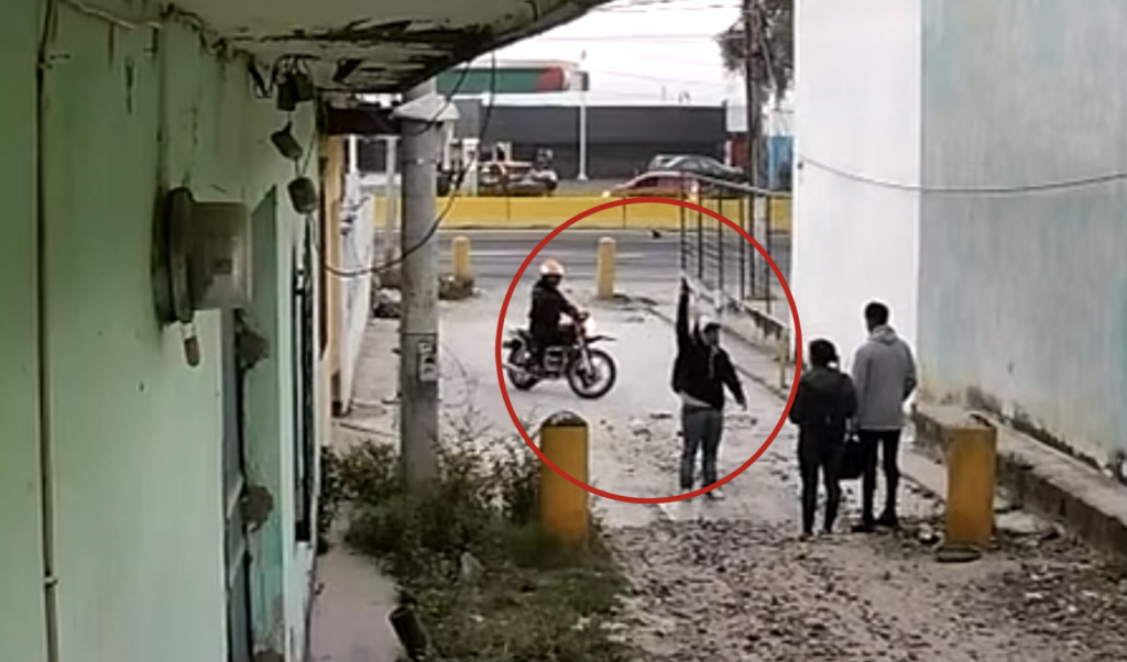 Disparos al aire: delincuentes asaltan y amenazan a pareja frente a su vivienda (VIDEO)