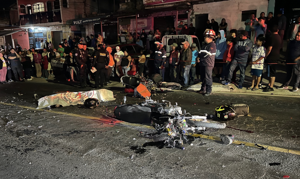 Fuerte accidente entre motocicletas: joven pierde la vida y dos personas resultan heridas