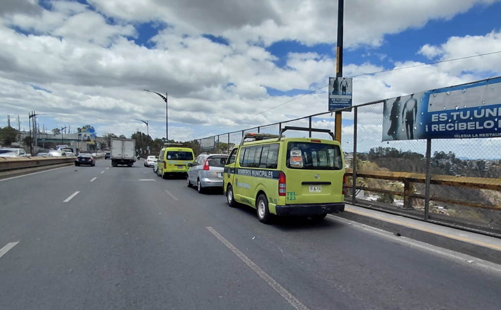 Rescantan a hombre que intentaba lanzarse al vacío en puente El Incienso (video)