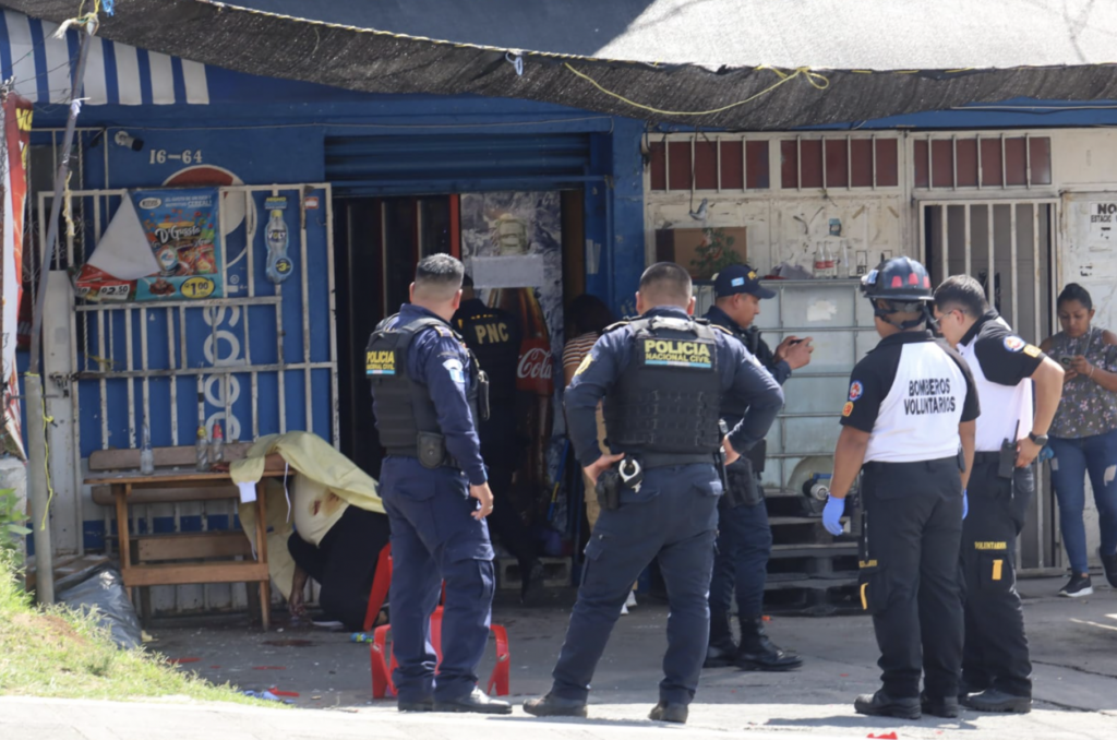 Balacera deja dos fallecidos y dos heridos frente a una tienda
