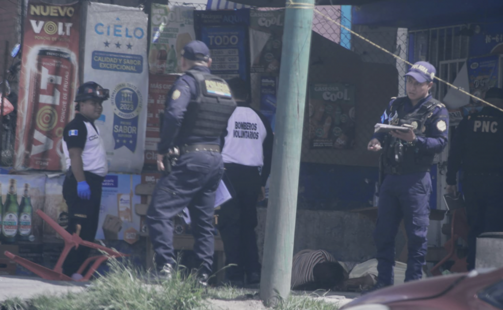 Madre e hija son asesinadas en ataque armado mientras comían; tres personas resultan heridas