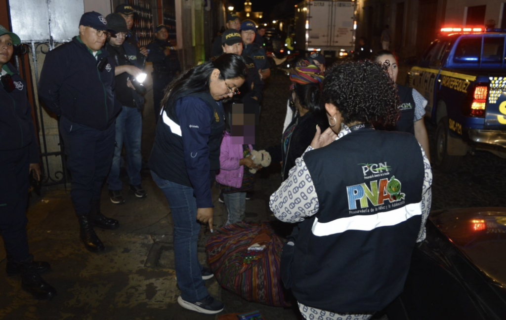 Rescatan a 20 menores que eran obligados por sus padres a trabajar en la vía pública