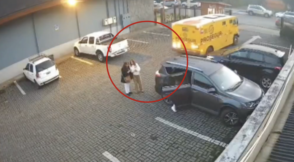 VIDEO: Camión de valores atropella a dos mujeres en estacionamiento