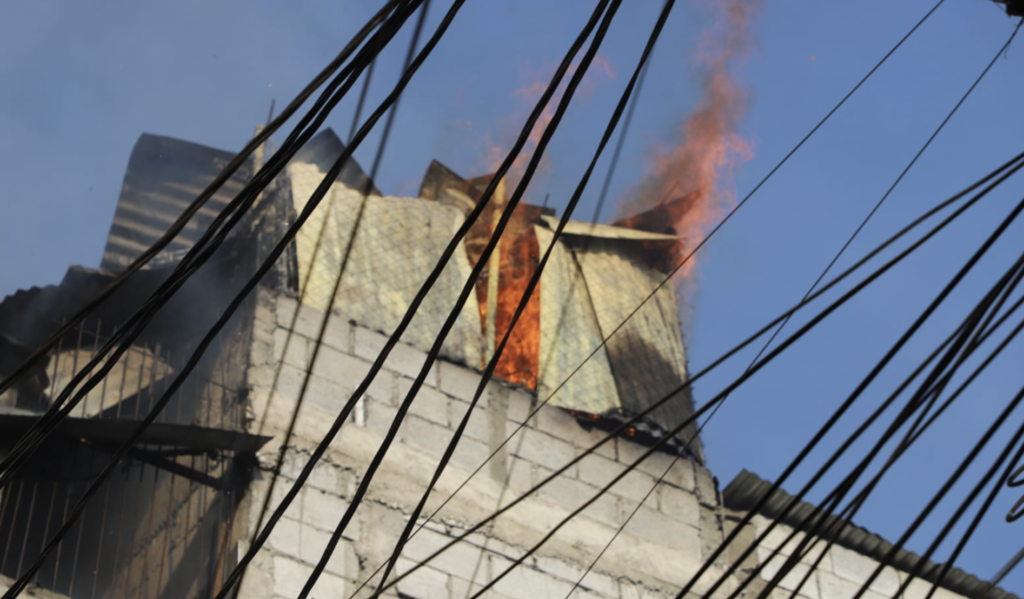 VIDEO: Reportero de Azteca Noticias se suma al rescate de un perrito durante incendio