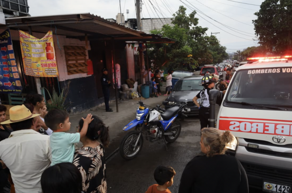 Asesinan a un hombre dentro de una venta de bebidas en ataque armado