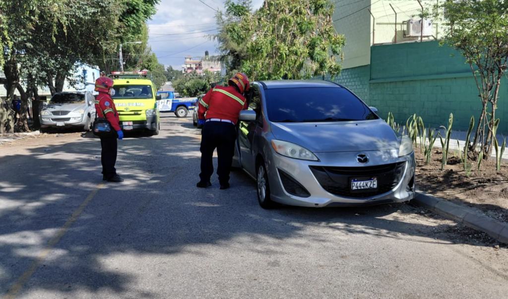 Localizan cuerpo sin vida envuelto en sábanas dentro de vehículo