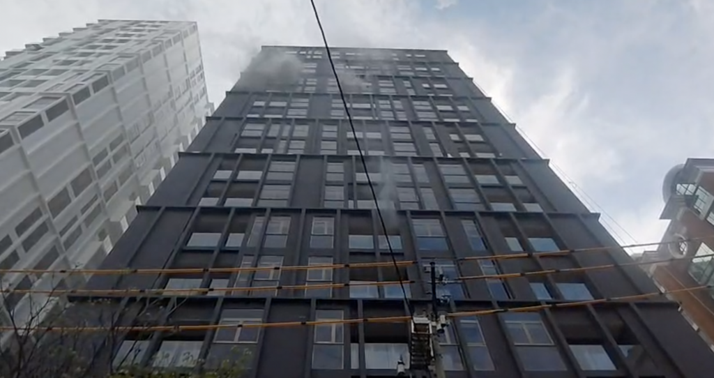 Incendio consume varios niveles de edificio habitacional en zona 10