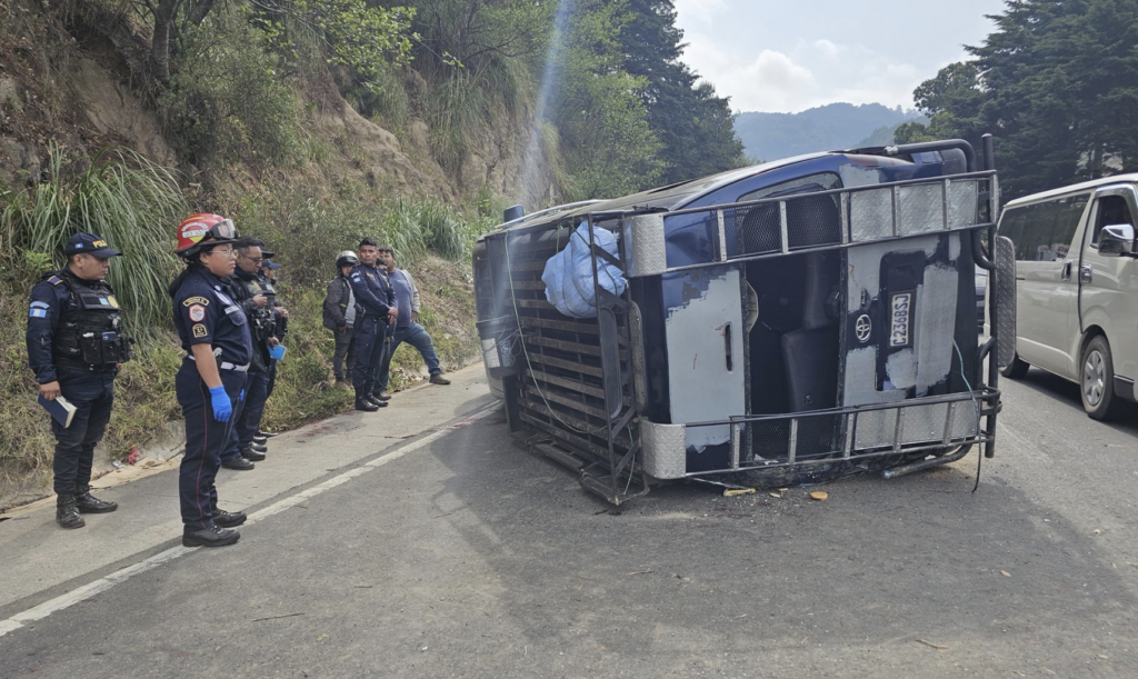 Microbús vuelca en ruta Interamericana; varios heridos son trasladados al hospital