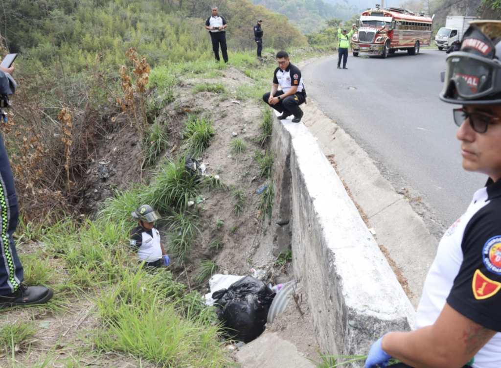 Localizan dos bolsas con posibles cuerpos a la orilla de carretera