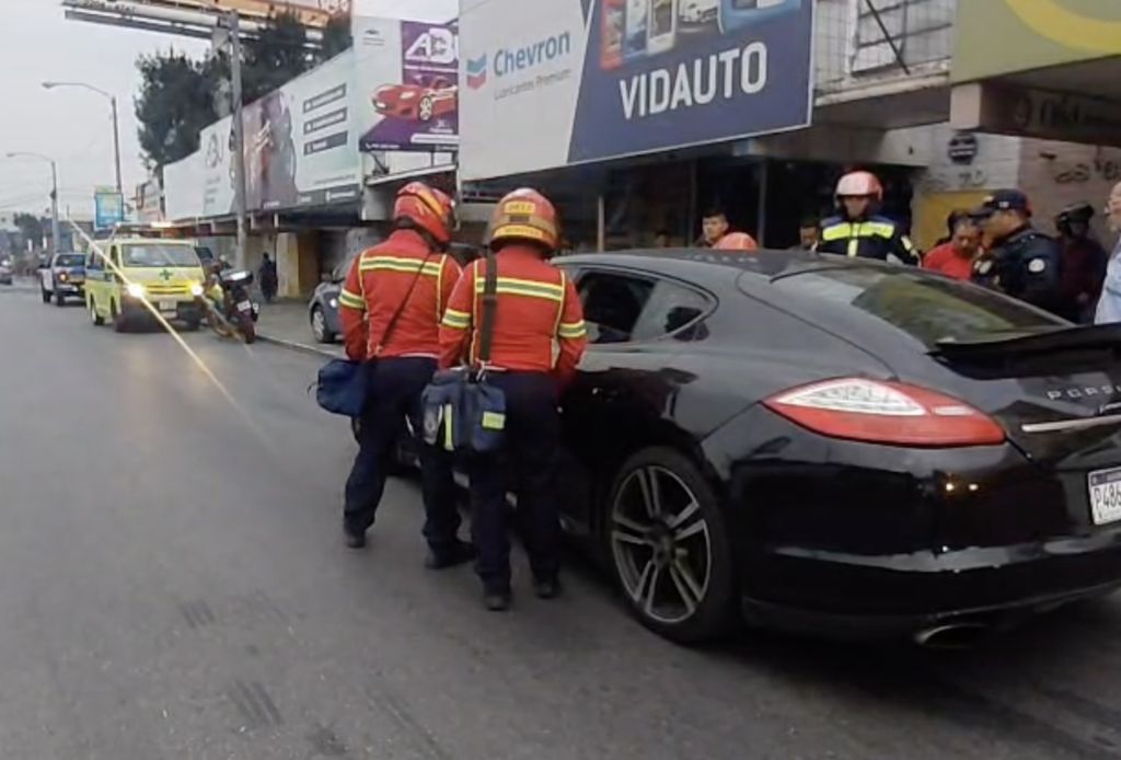 Ataque armado contra vehículo de lujo en la calzada Aguilar Batres (VIDEO)
