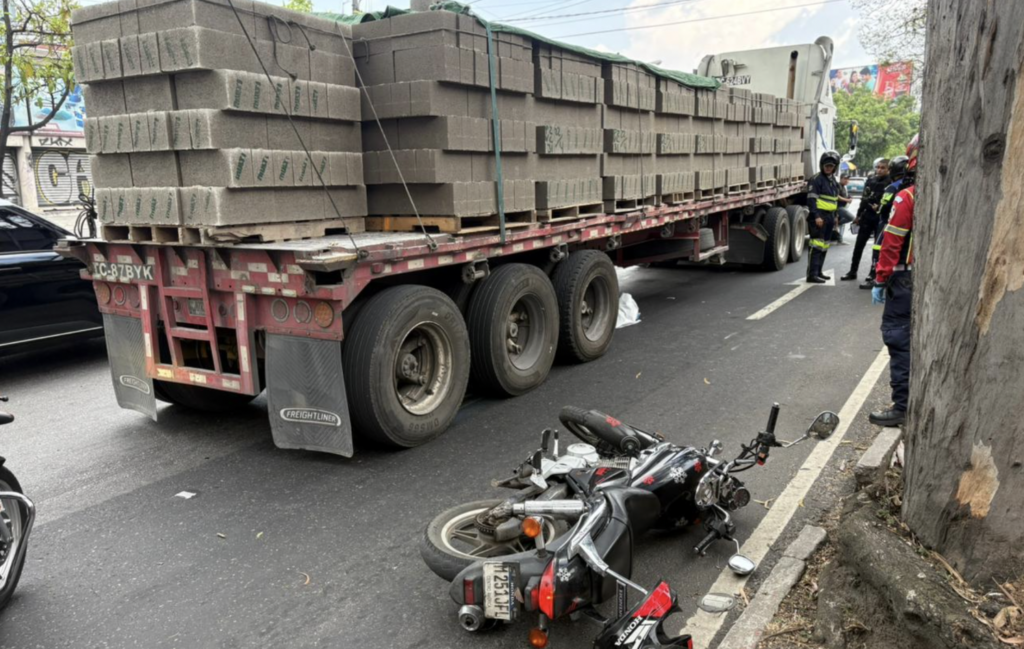 Motorista muere atropellado por transporte pesado en la zona 2