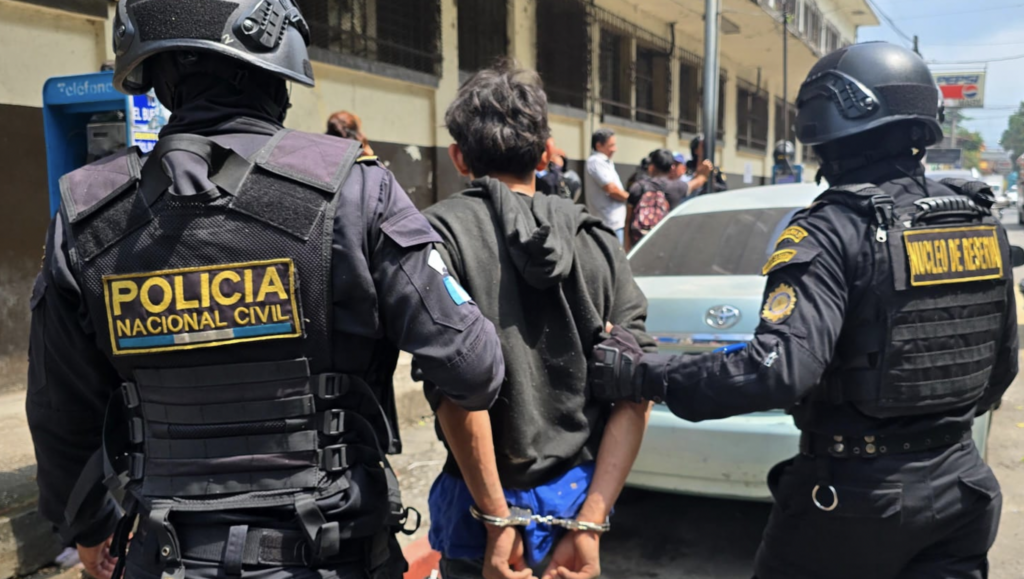 Capturan a hombre tras asaltar a dos estudiantes e intentar huir