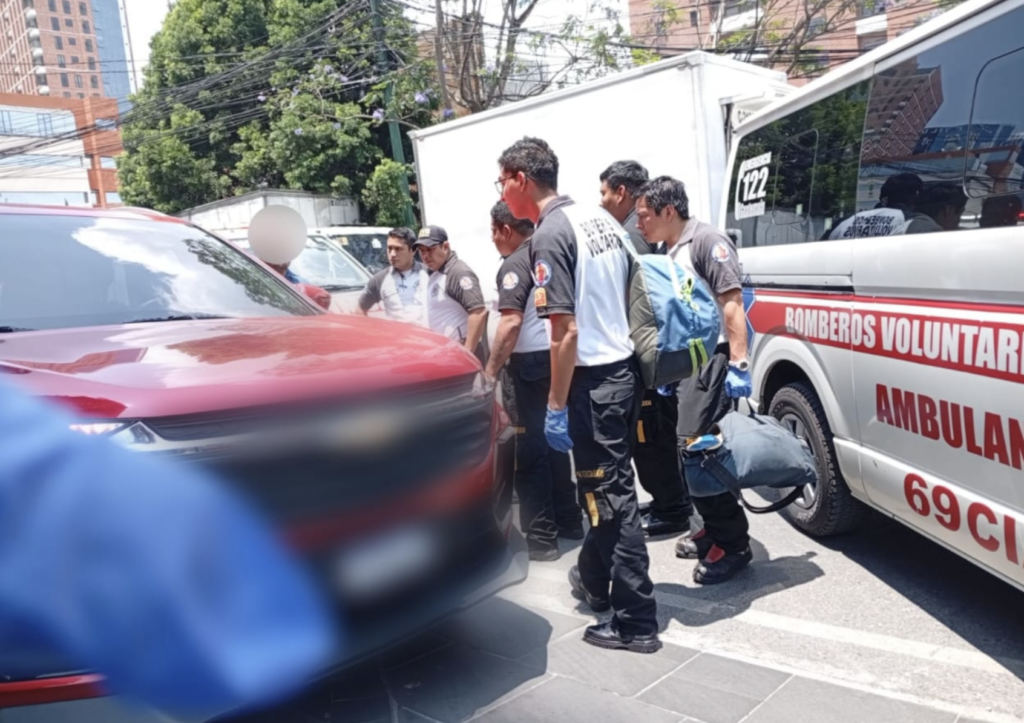 Disparan contra vehículo durante asalto en zona 10