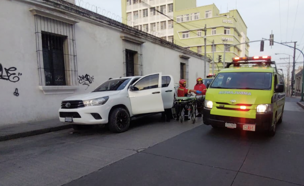 Disparan contra vehículo en el Centro Histórico; dos hombres resultan heridos (VIDEO)