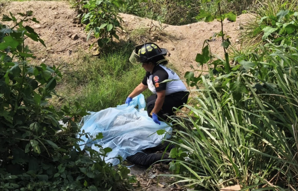 Localizan a hombre sin vida tras ataque armado en ruta a Santa Elena Barillas