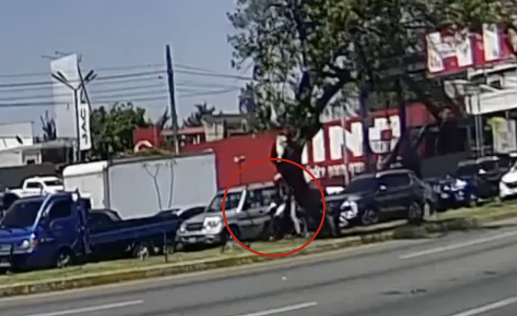 VIDEO: Motoladrones asaltan a conductor en la Calzada Roosevelt