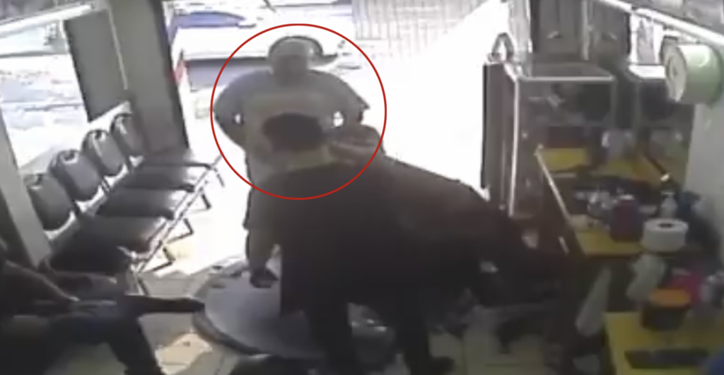 VIDEO: Hombre finge ser cliente y asalta barbería en Mixco