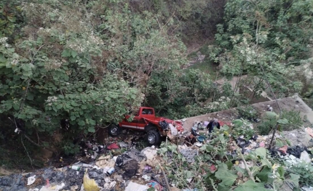 Picop cae a barranco y cuatro personas resultan heridas