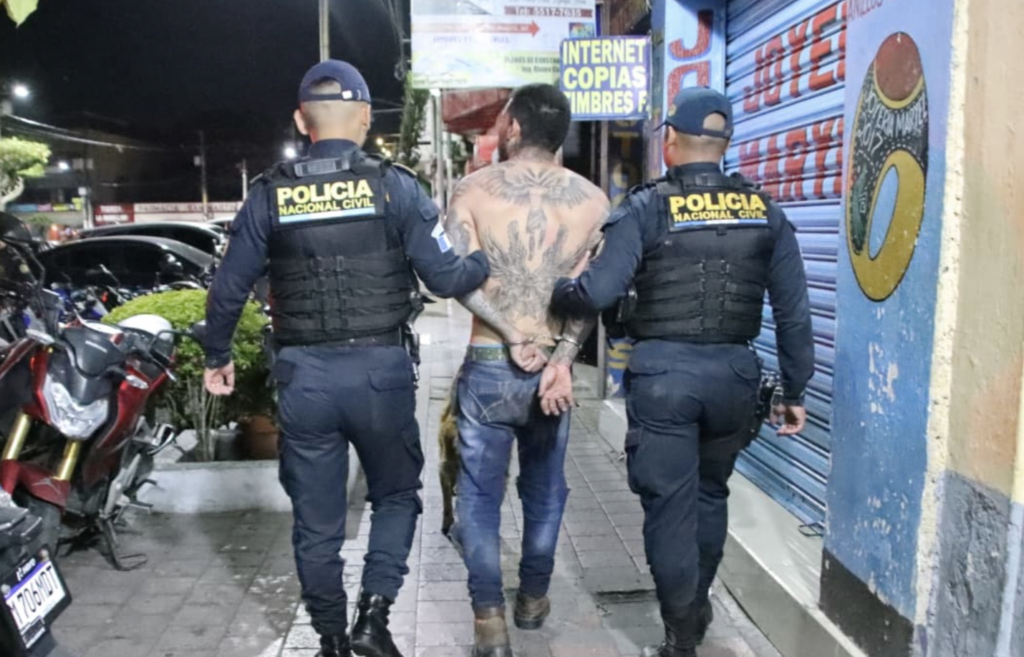 VIDEO: Hombre incendia casa con su hijo menor dentro en Villa Nueva; PNC interviene