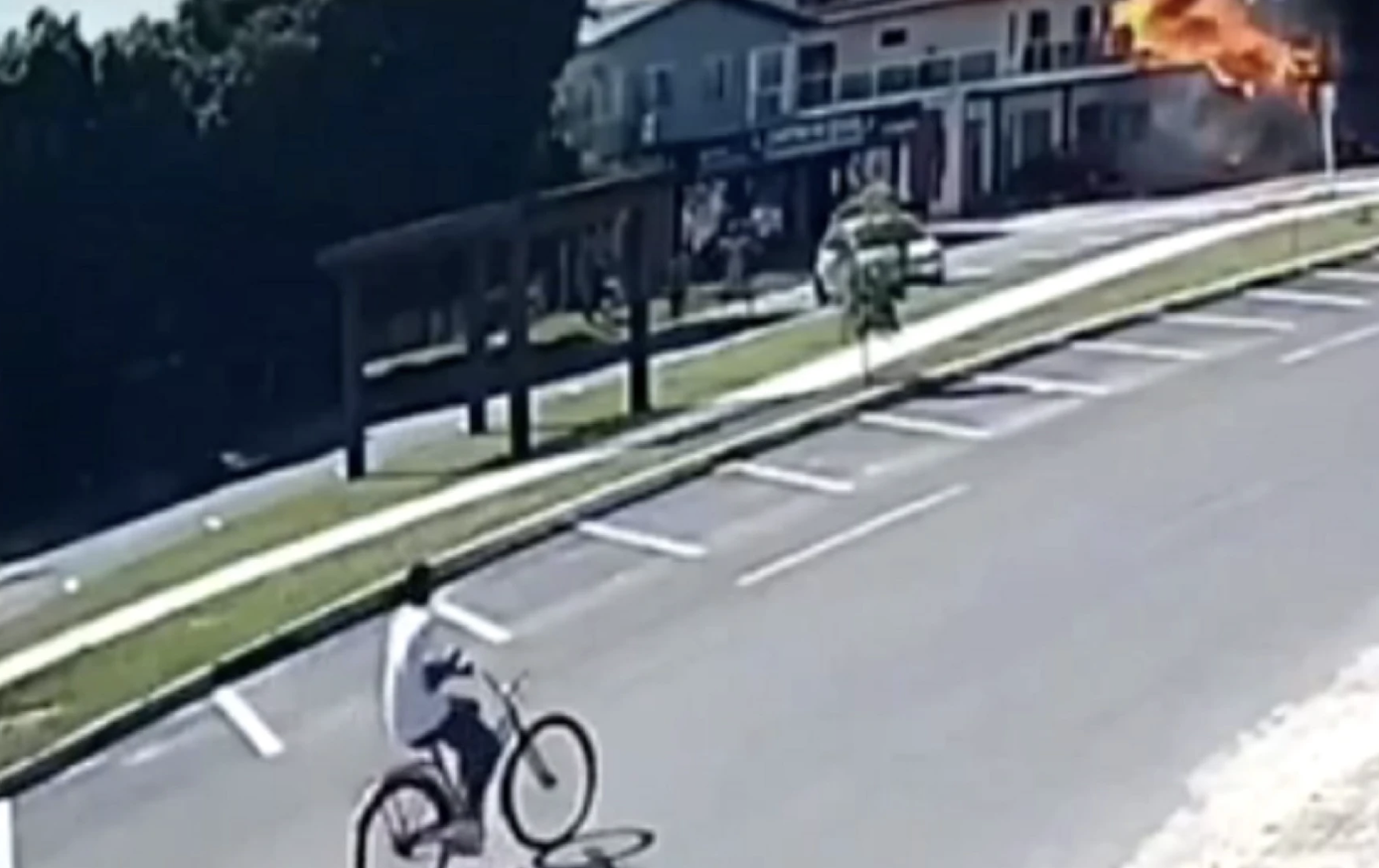 VIDEO: Avión se estrella contra restaurante y deja cuatro muertos