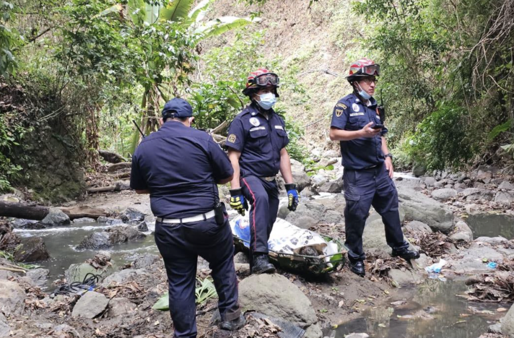 Hallan cuerpo en estado de descomposición en barranco de Sacatepéquez