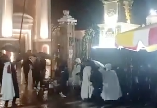 VIDEO: Por la lluvia, procesión en San Marcos retorna a templo a minutos de haber salido