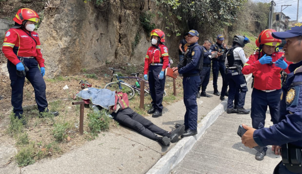 Hombre en bicicleta sufre paro cardíaco y muere en zona 6 de Mixco