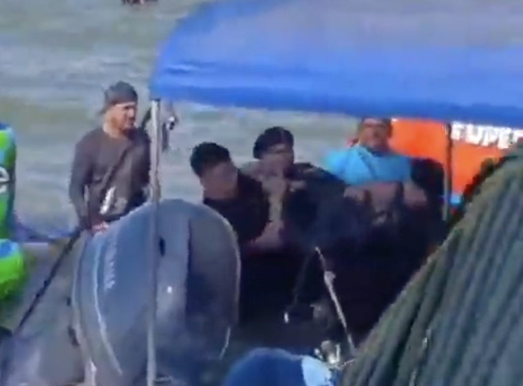 VIDEO: Nadaba en playa de Izabal y lo capturan por tocar a madre e hija