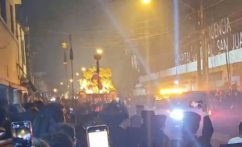 VIDEO: Abren paso a ambulancia tras emergencia en plena procesión