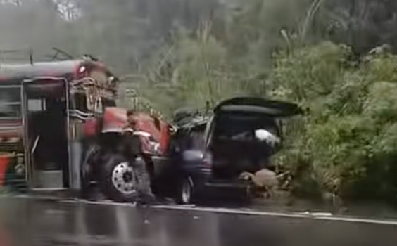 Accidente de bus extraurbano deja un fallecido y varios heridos en Escuintla