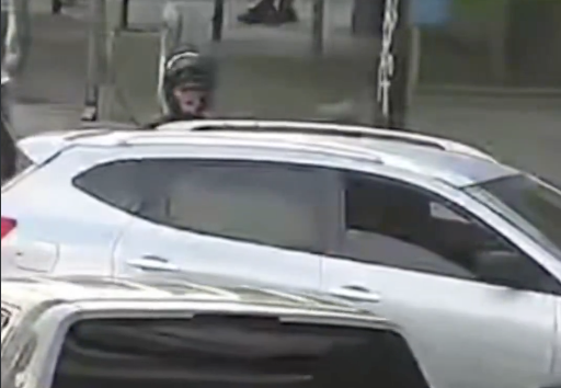 VIDEO: Conductor sufre desmayo en pleno tráfico de la calle Martí