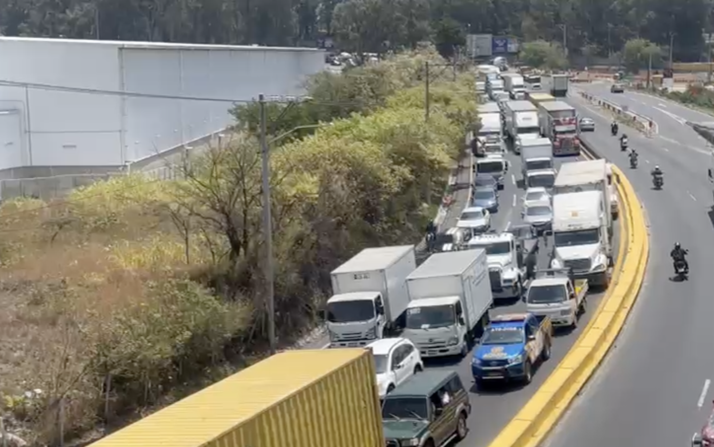 ¡Carriles bloqueados! Tránsito complicado en Villa Nueva tras accidente mortal