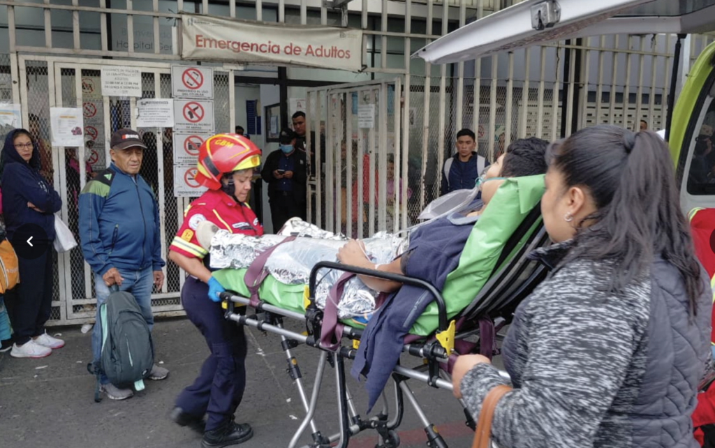 ¡Cerca de un condominio! Iban en moto y fueron atacados a tiros en zona 16