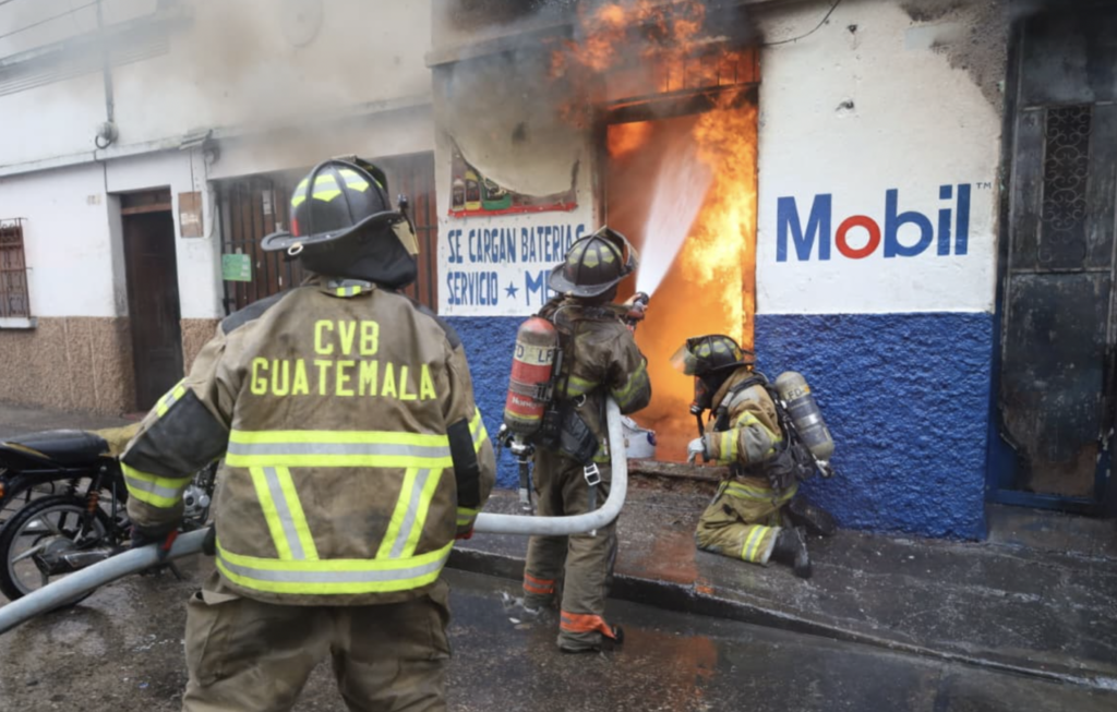 Su nieto intentó entrar: incendio en zona 1 deja a abuelita y tres perros fallecidos