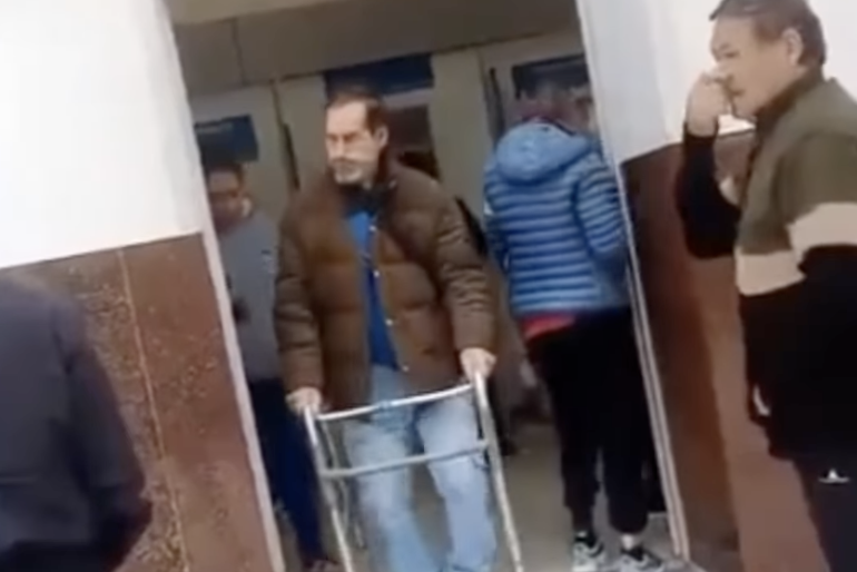Fingía discapacidad para ser atendido rápido, pero un video lo delató
