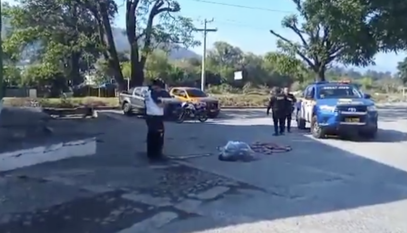 Abandonan cadáver envuelto en sábanas y costales en Amatitlán