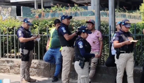 Hasta Q75 por parquearse en la calle: realizan operativos contra «aparta parqueos»