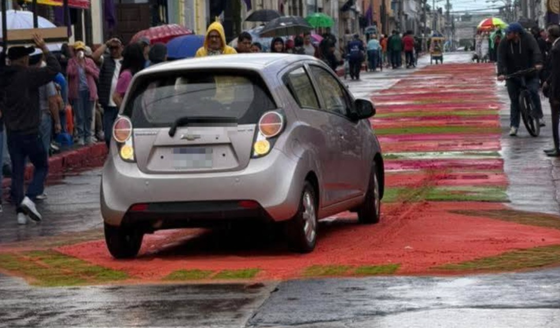 Conductora invade alfombra de procesión en zona 1; esto ocurrió