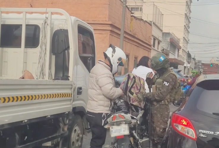 VIDEO: Militares revisan a motoristas en pleno tráfico de zona 1
