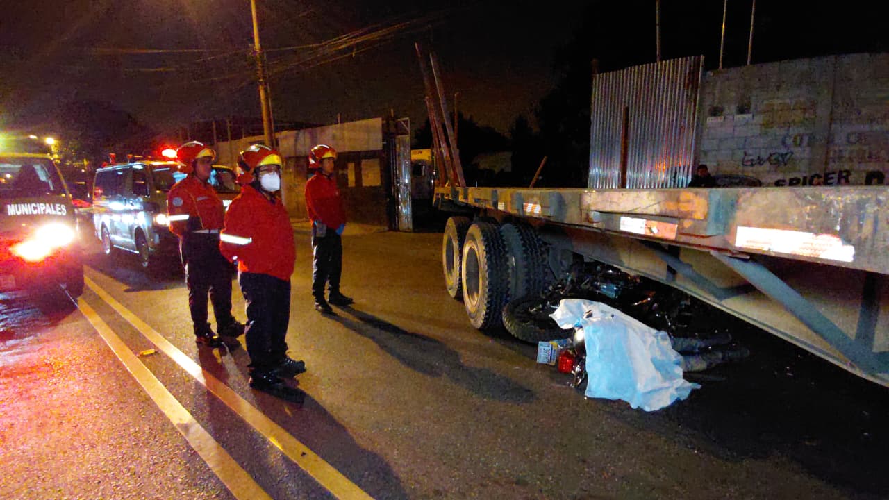Motorista muere tras quedar incrustado bajo plataforma de camión en zona 7