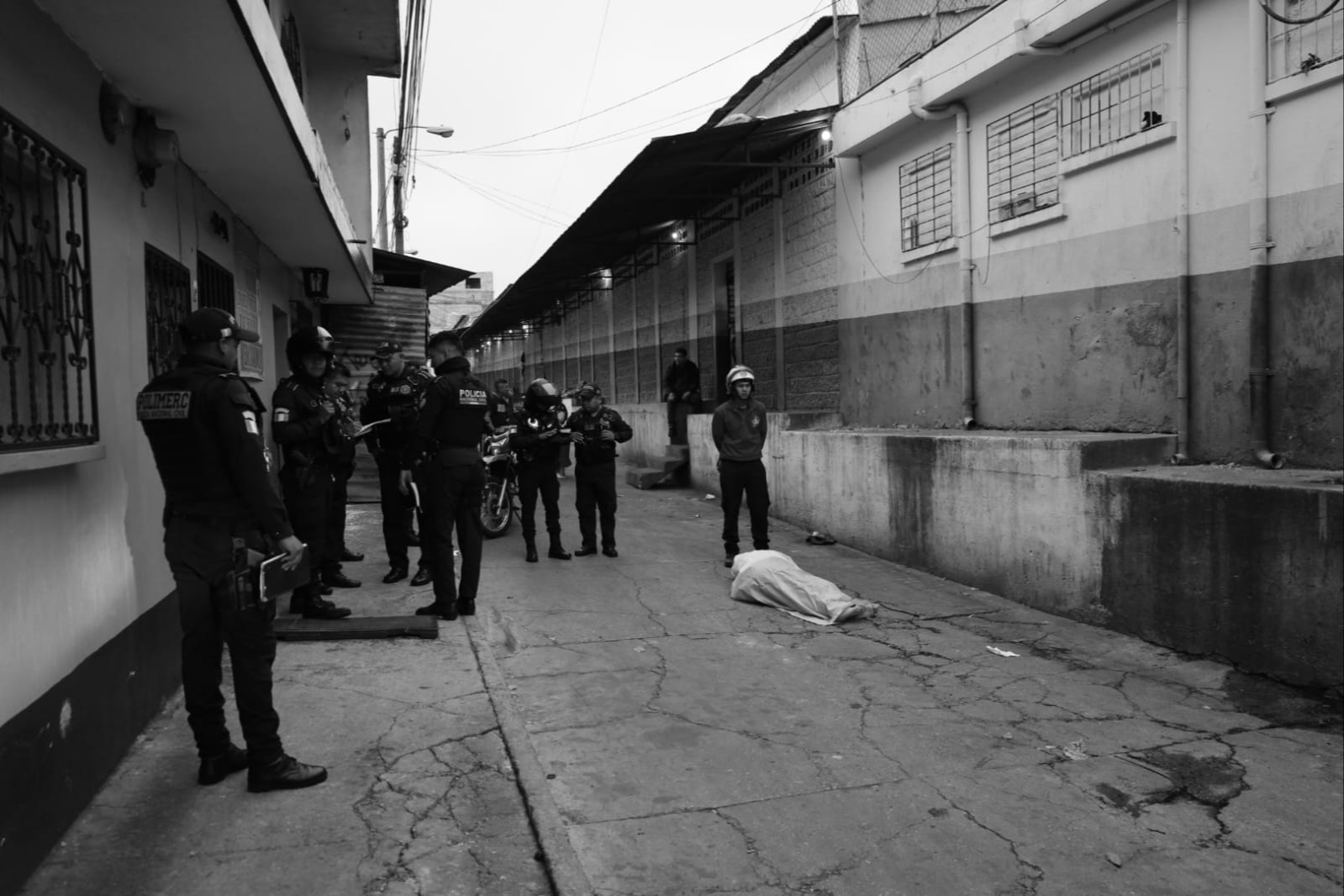 Identifican a mujer hallada sin vida en zona 7; tenía un mensaje en el vientre