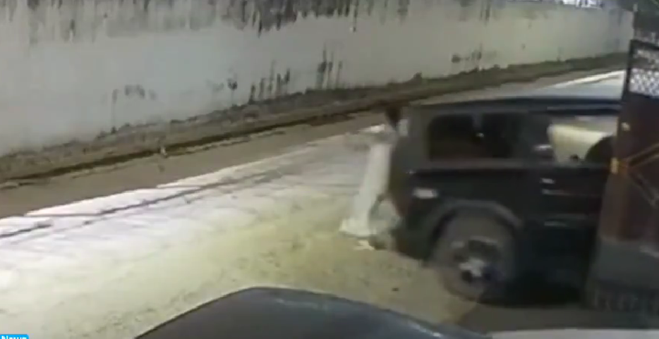 VIDEO: Abuela muere tras ser aplastada por el carro de su nieto
