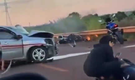 ¡Desmembrado! Hombre muere en choque entre motos y carro (video)